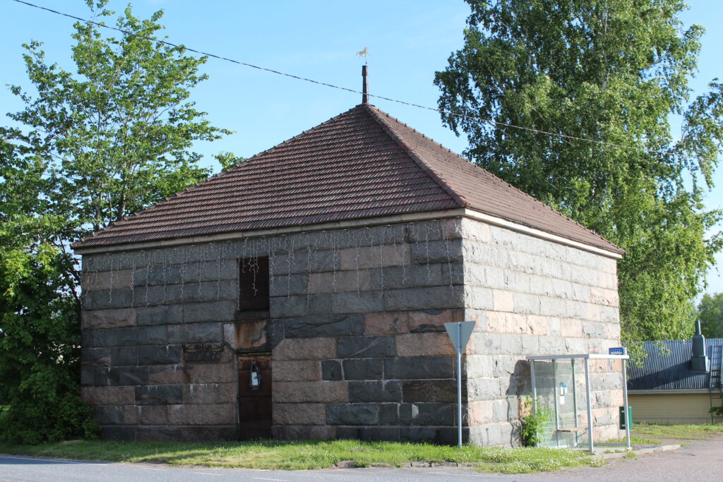 Kivimakasiini avoinna 12-14